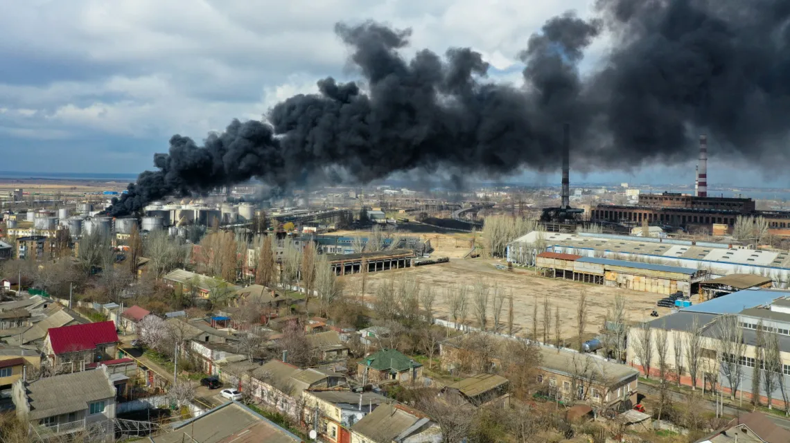 Słup dymu nad zbombardowaną przez Rosjan rafinerią i składem paliw w Odesie, 3 kwietnia 2022 r. / fot. Gilles Bader / Le Pictorium/Le Pictorium/East News / 
