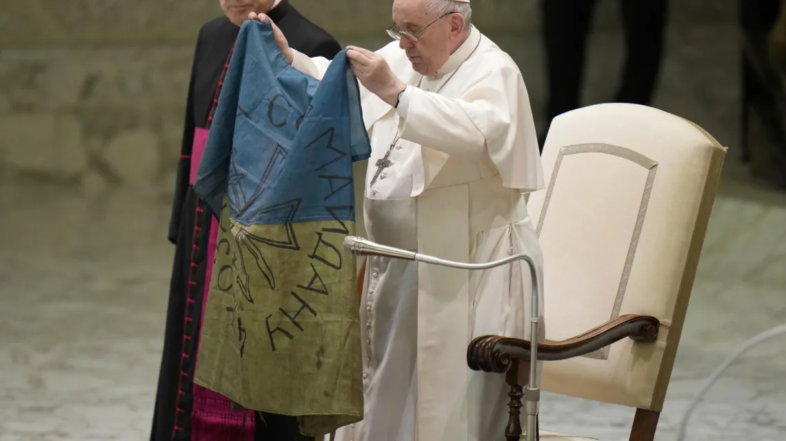 Papież Franciszek z flagą z Buczy podczas audiencji , 6 kwietnia 2022 r. / FOT. Alessandra Tarantino/AP/Associated Press/East News / 