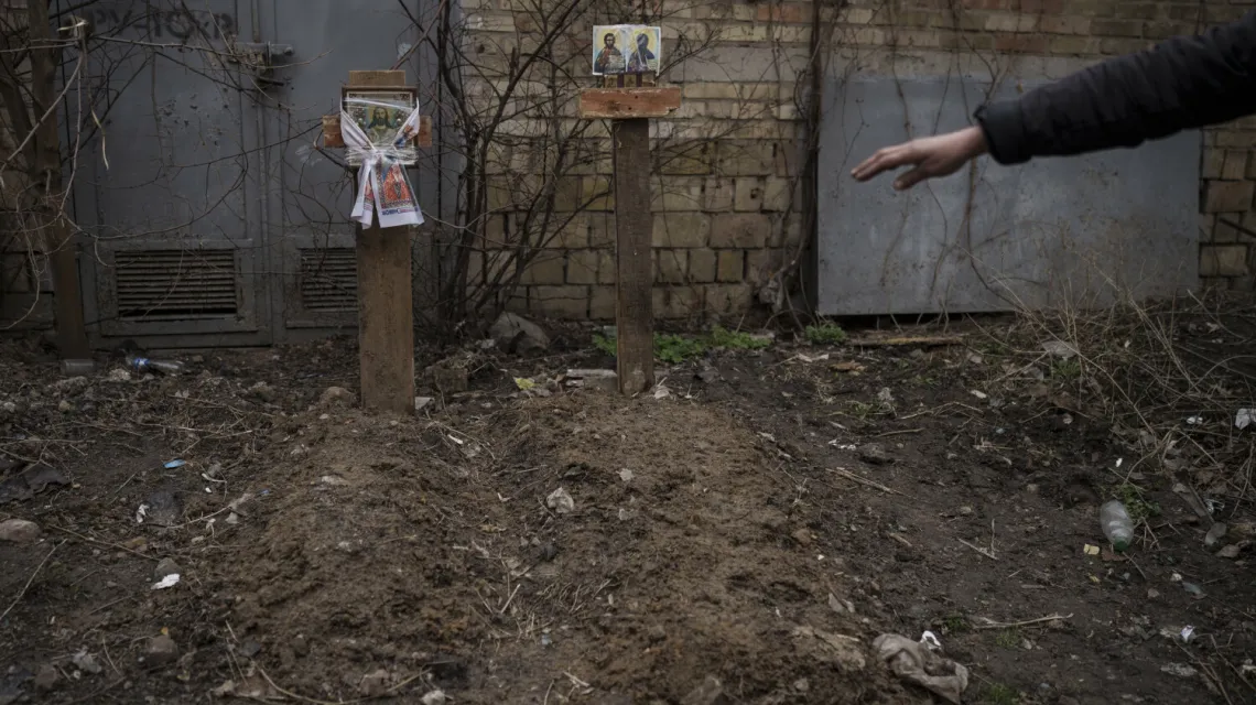 Groby dwóch cywilów na podwórku w Buczy. Ukraina, 6 kwietnia 2022 r. / FOT. AP/Associated Press/East News / 