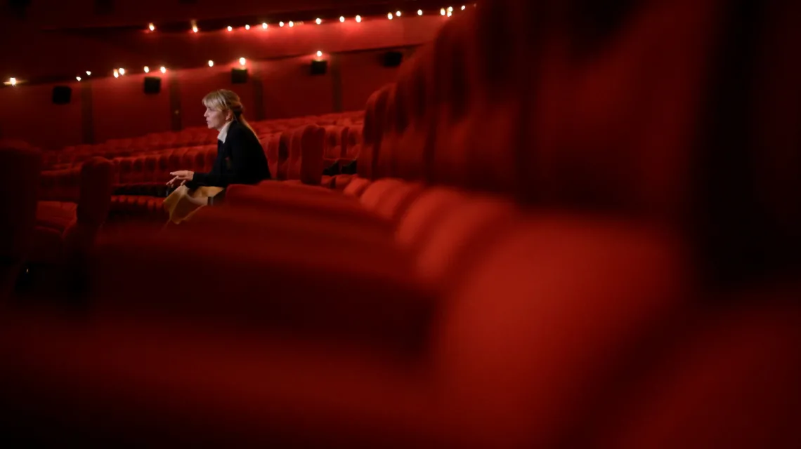 Olga Zinjakowa, prezeska jednej z największych sieci rosyjskich kin, w pustej sali kinowej, po tym, jak najwięksi producenci filmowi wycofali się z Rosji. Moskwa, 29 marca 2022 r. / fot. NATALIA KOLESNIKOVA/AFP/East News / 