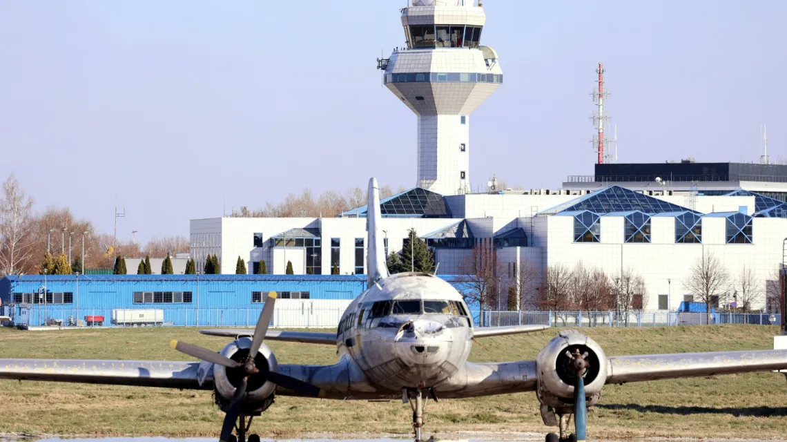 Wieża kontroli na lotnisku Okęcie / fot. Piotr Molecki/East News / 