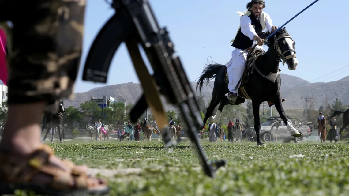 Wyścigi z włóczniami w parku Chaman-e-Huzori. Kabul, Afganistan, 6 maja 2022 r. / fot. AP/Associated Press/East News / 