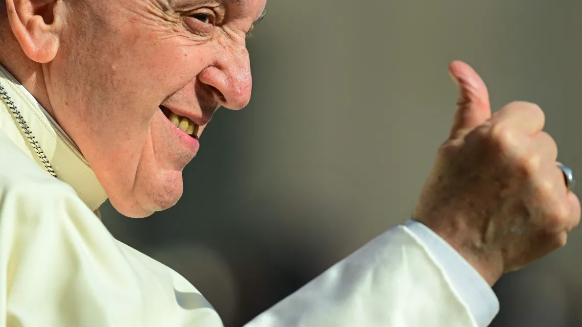 Franciszek pozdrawia wiernych przed audiencją generalną w Watykanie /fot. Vincenzo PINTO / AFP / 