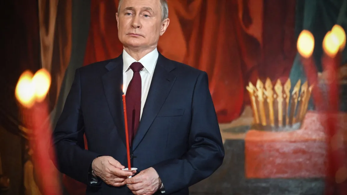 Władimir Putin podcza nabożeństwa wielkanocnego w Moskwie, 23 kwietnia 2022 r. / FOT. ALEXANDER NEMENOV/AFP/East News / 