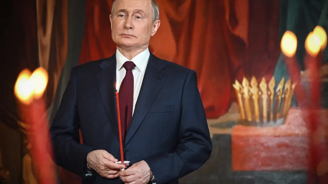 Władimir Putin podcza nabożeństwa wielkanocnego w Moskwie, 23 kwietnia 2022 r. / FOT. ALEXANDER NEMENOV/AFP/East News / 
