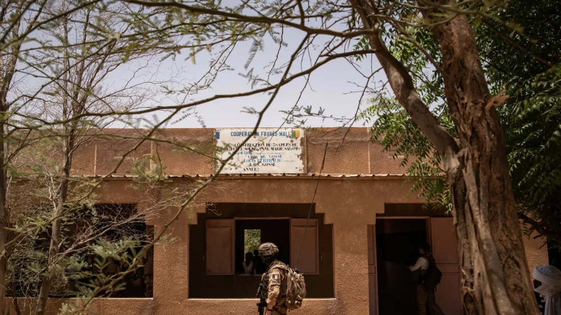 Żołnierz w pobliżu szkoły podstawowej w gminie Gossi. Mali, 14 kwietnia 2022 r. / FOT. Tanguy Vabatte/Le Pictorium/East News / 