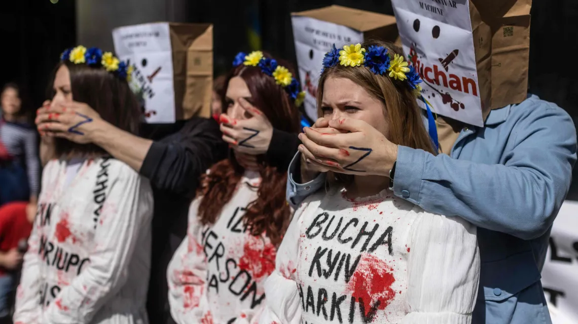 Ukraińskie aktywistki i aktywiści protestują przeciw działaniom grupy Mulliez, właściciela m.in. sieci Auchan i Leroy Merlin wciąż działających w Rosji. Warszawa, 30 kwietnia 2022 r. /  / fot. WOJTEK RADWANSKI / AFP / East News