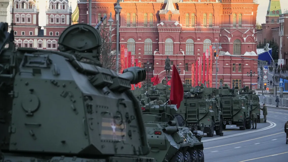 Pojazdy wojskowe zmierzają na Plac Czerwony, by wziąć udział w próbie parady wojskowej z okazji Dnia Zwycięstwa, która odbędzie się 9 maja. Moskwa, 4 maja 2022 r. / FOT. AP/Associated Press/East News / 