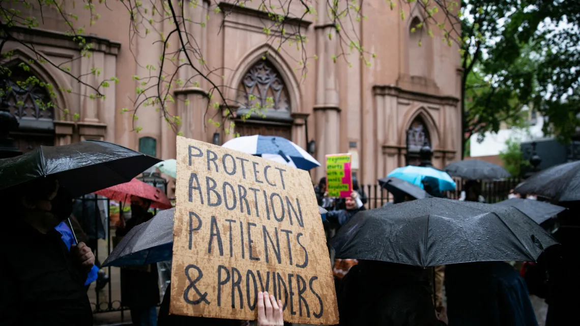 Protest przed nowojorską bazyliką św. Patryka przeciwko ograniczaniu prawa do aborcji w USA. Nowy Jork, maj 2022 r. /  / fot. Nur Photo / East News
