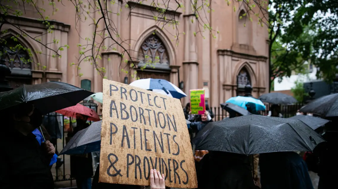 Protest przed nowojorską bazyliką św. Patryka przeciwko ograniczaniu prawa do aborcji w USA. Nowy Jork, maj 2022 r. / / fot. Nur Photo / East News