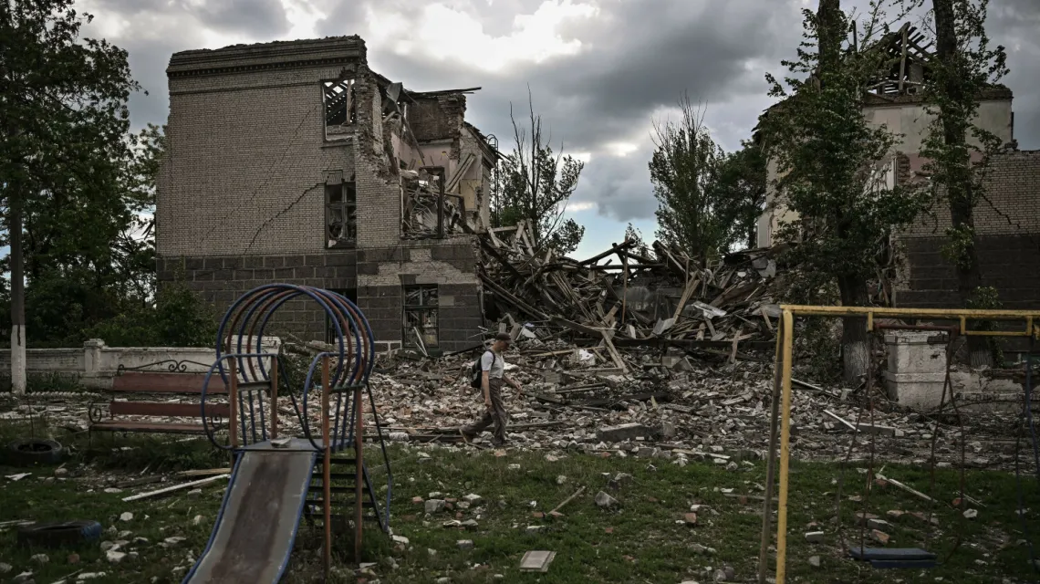 Zniszczona szkoła w mieście Bachmut, Donbas, 28 maja 2022 r. / FOT. ARIS MESSINIS/AFP/East News / 