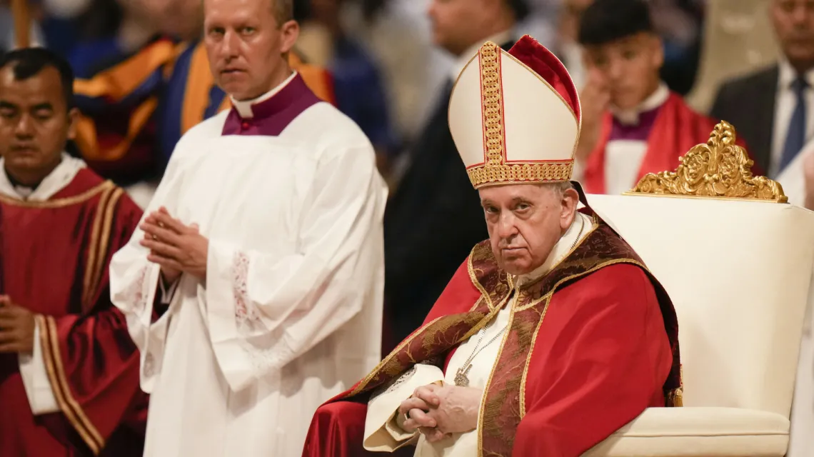 Papież Franciszek podczas celebracji mszy św. w dniu uroczystość świętych Piotra i Pawła w Bazylice św. Piotra w Watykanie, 29 czerwca 2022 r. / FOT. AP/Associated Press/East News / 