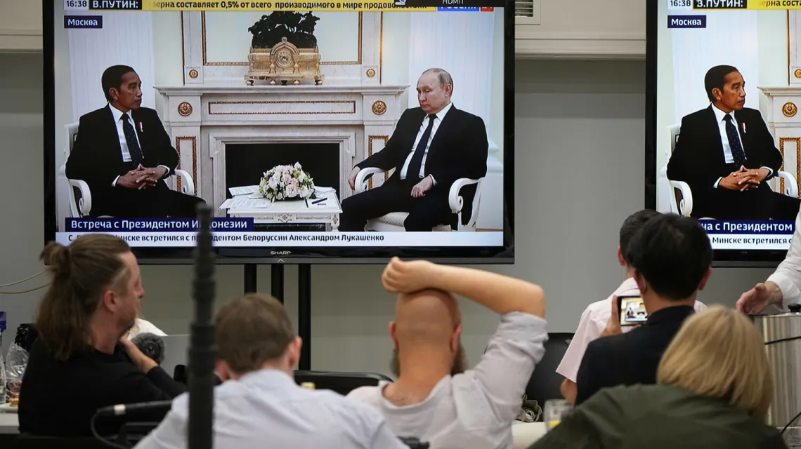 Dziennikarze oglądają spotkanie prezydentów Rosji i Indonezji, 30 czerwca 2022 r. Fot. Pool AP/Associated Press/East News / 