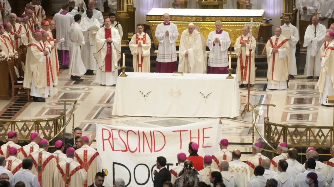 Podczas papieskiej Mszy w Quebecu wierni rozwinęli transparent "Rescind the doctrine" - "Unieważnij doktrynę". Kanada, 28 lipca 2022 r. / fot. AP/Associated Press/East News / 