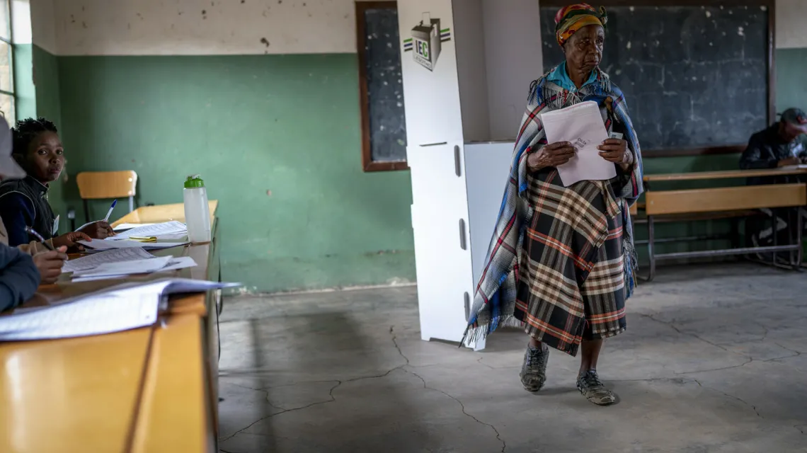 Wybory parlamentarne w Lesotho, punkt oddawania głosów w szkole w Maseru, stolicy kraju. 7 października 2022 r. / FOT. Shiraaz Mohamed/Xinhua News/East News / 