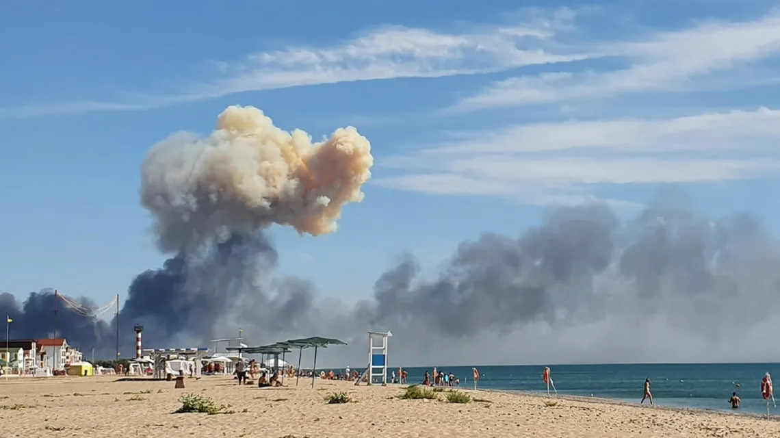 Wybuch widziany z plaży miejscowości Nowofedoriwka na Krymie, 9 sierpnia 2022 / Anonymous/Associated Press/East News / 