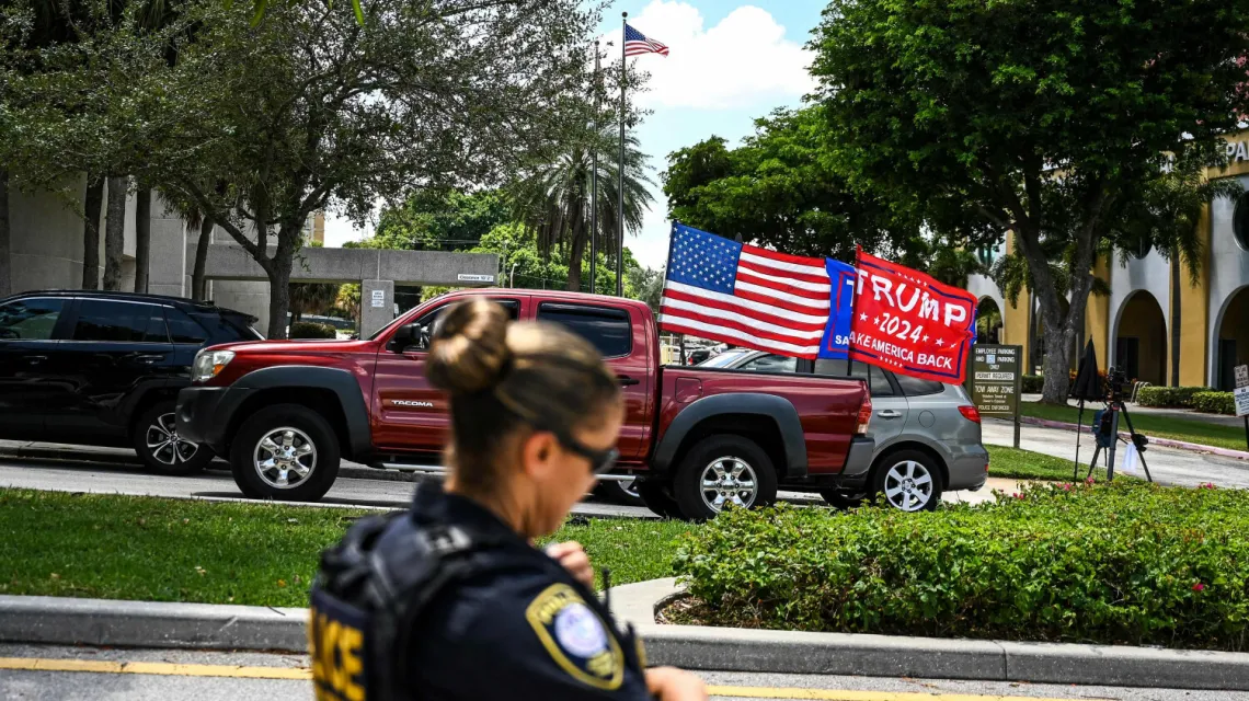 Zwolennicy Donalda Trumpa pod gmachem sądu federalnego Paula G. Rogersa, w którym trwa rozprawa dot. rewizji w posiadłości Trumpa w Mar-a-Lago. West Palm Beach, Floryda, 18 sierpnia 2022 r. / FOT. CHANDAN KHANNA/AFP/East News / FOT. CHANDAN KHANNA/AFP/East News