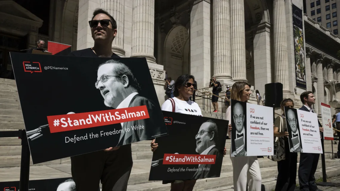 Manifestacja poparcia dla Salmana Rushdiego przed Nowojorską Biblioteką Publiczną, 19 sierpnia 2022 r. Fot. AP/Associated Press/East News / 