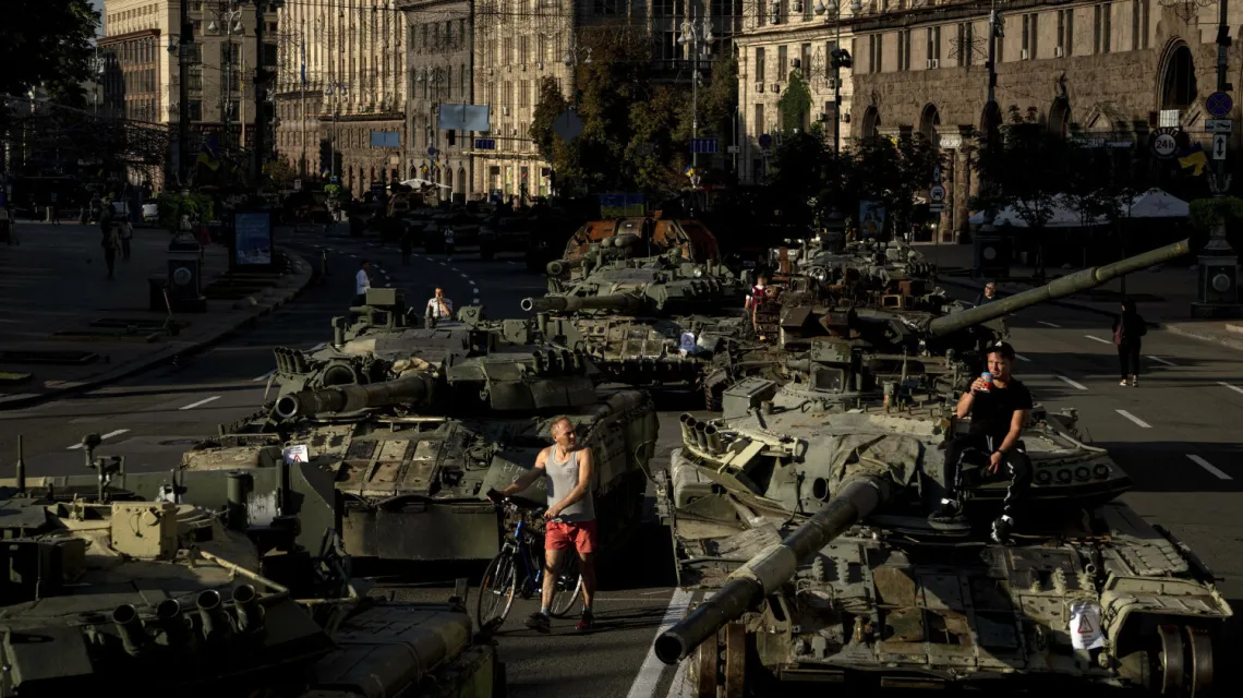 W centrum Kijowa przygotowano instalację ze zniszczonych rosyjskich pojazdów wojskowych. 24 sierpnia przypada Dzień Niepodległości Ukrainy i  mija pół roku wojny. Kijów, 24 sierpnia 2022 r. / EVGENIY MALOLETKA / AP / ASSOCIATED PRESS / EAST NEWS