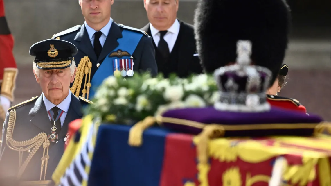 Król Karol III i książę William przed trumną Elżbiety II w Pałacu Westminsterskim, 14 września 2022 / MARCO BERTORELLO/AFP/East News