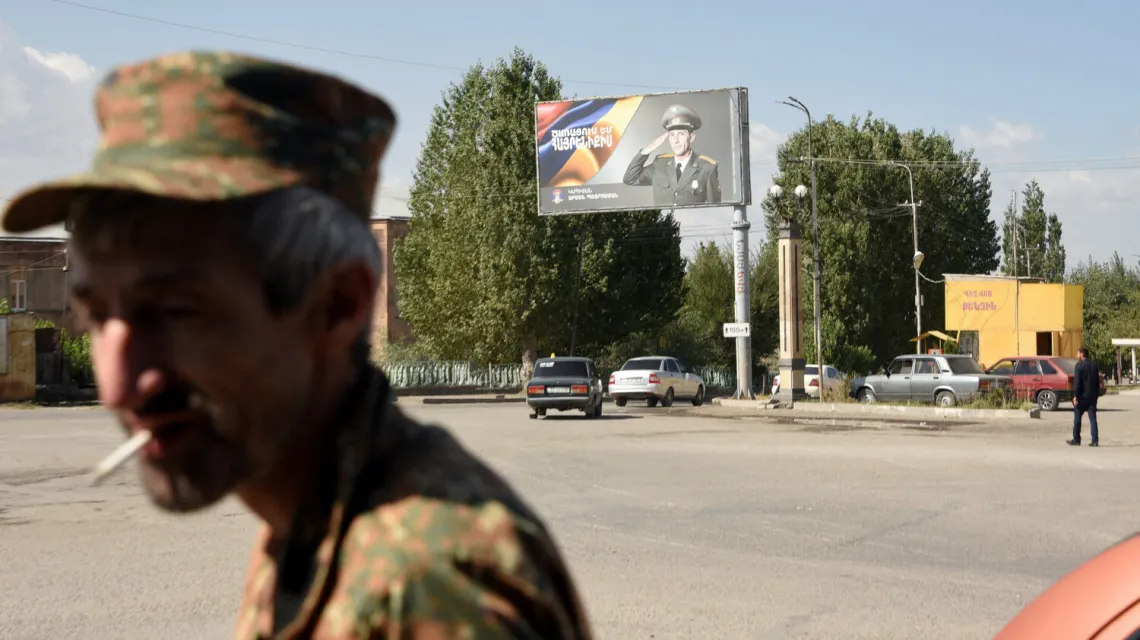 Wardenis, jedno z miast ostrzelanych przez wojska azerskie, 15 września 2022. Z tyłu billboard o treści „Służ ojczyźnie” / KAREN MINASYAN/AFP/East News
