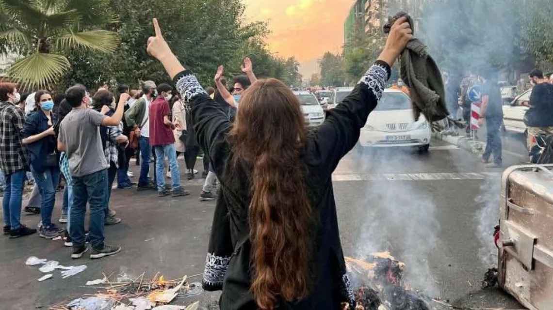 Protest w Teheranie po śmierci 22-letniej Mahsy Amini, wrzesień 2022 r. / FOT. SalamPix/ABACA/Abaca/East News / 