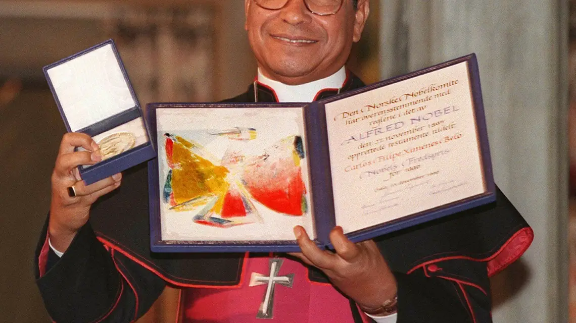 Carlos Filipe Ximenes Belo z medalem i dyplomem noblowskim, Oslo, 10 grudnia 1996 r. / Bjoern Sigurdsoen/Associated Press/East News