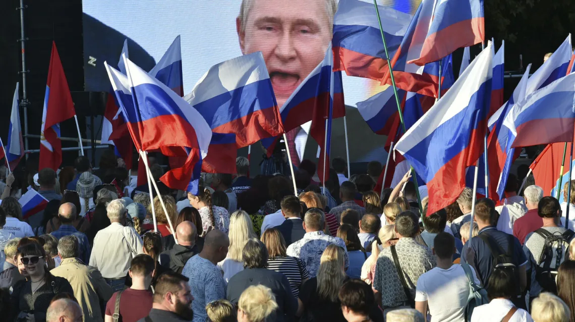Rosjanie oglądający przemówienie Putina po oficjalnej aneksji czterech ukraińskich obwodów, 30 września 2022 r. Fot. Associated Press/East News / 