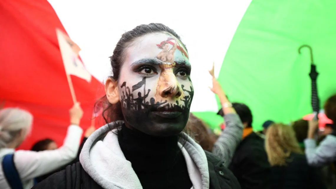 Manifestacja Francuzek przeciwko łamaniu praw Iranek, październik 2022 r. Fot. STEFANO RELLANDINI/AFP/East News / 