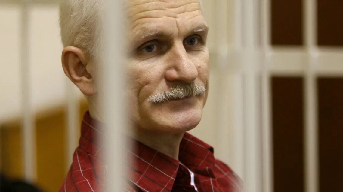 Aleś Bialacki w klatce podczas posiedzenia sądu w Mińsku, 2 listopada 2011 r. / Sergei Grits/Associated Press/East News