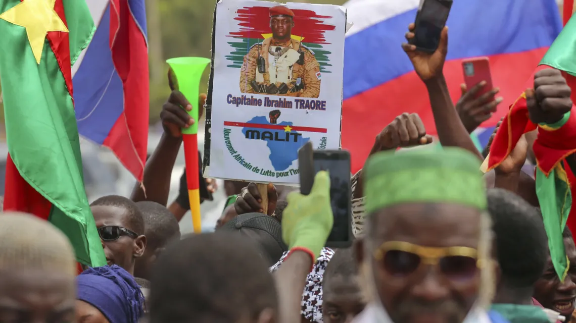 Zwolennicy Ibrahima Traore w Burkina Faso, 14 października 2022 r. Fot. Kilaye Bationo / Associated Press / East News / 
