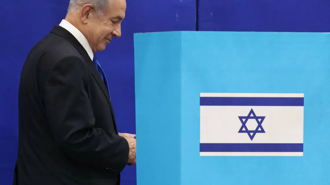 Benjamin Netanjah  oddaje swój głos w lokalu wyborczym w Jerozolimie, 1 listopada 2022 r. / FOT. RONALDO SCHEMIDT/AFP/East News / 