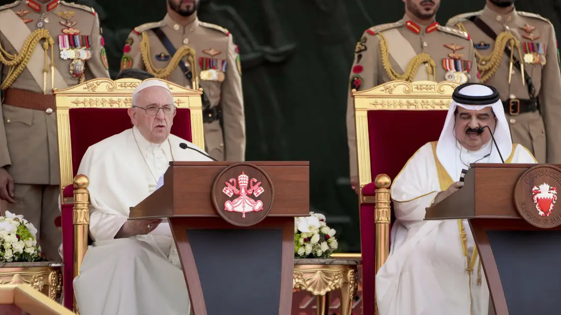 Papież Franciszek i król Bahrajnu Hamada bin Isa Al Khalifa podczas sesji zamykającej „Forum Dialogu: Wschód i Zachód dla ludzkiego współistnienia” na placu Al-Fida w królewskim pałacu Sakhir. Bahrajn, 4 listopada 2022 r. / FOT. Hussein Malla / AP