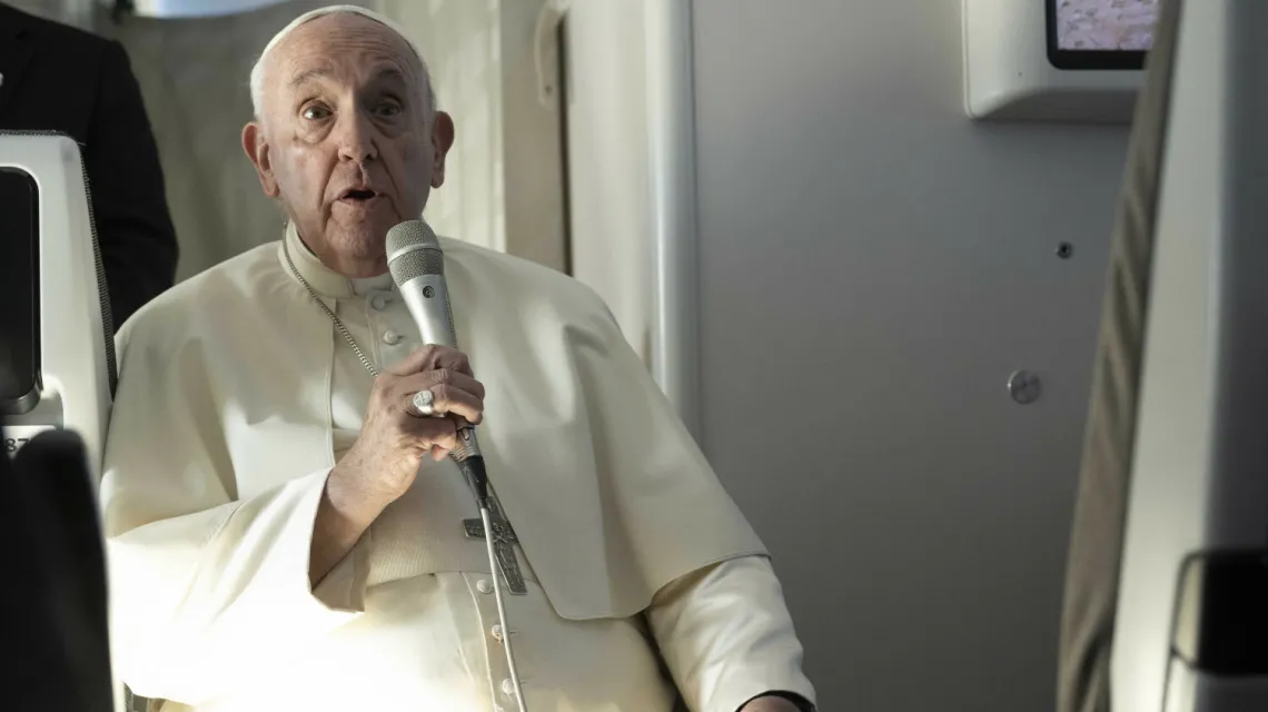 Papież Franciszek podczas rozmowy z dziennikarzami w samolocie w drodze powrotnej z Bahrajnu. 6 listopada 2022 r. /  / FOT. Maurizio Brambatti/Associated Press/East News