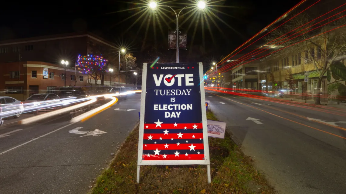 Plakat zachęcający do udziału w wyborach uzupełniających. Lewiston, Maine, 8 listopada 2022 r. / fot. Robert F. Bukaty/Associated Press/East News / 