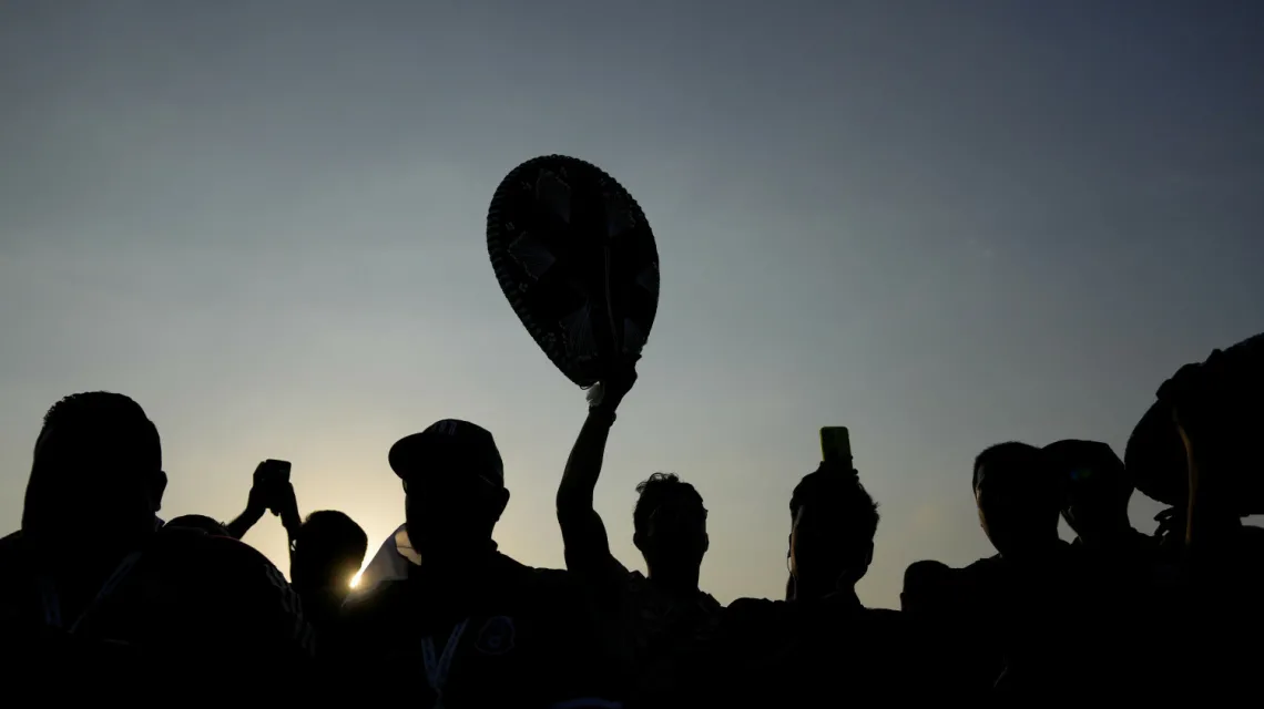 Meksykańscy kibice w Dosze, Katar, 19 listopada 2022 r. / Fot. AP Photo / Petr David Josek / East News / 