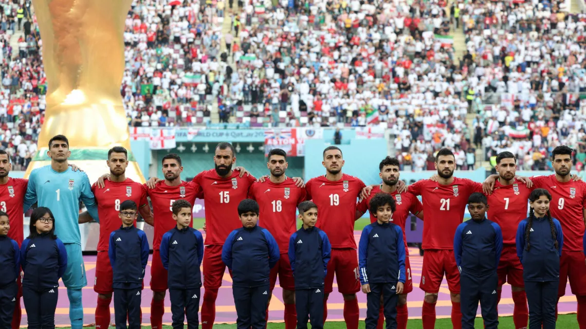 Reprezentanci Iranu w milczeniu słuchają hymnu narodowego przed meczem z Anglią na mundialu w Katarze, Doha, 21 listopada 2022 r. / Fot. Fadel Senna / AFP / East News / 