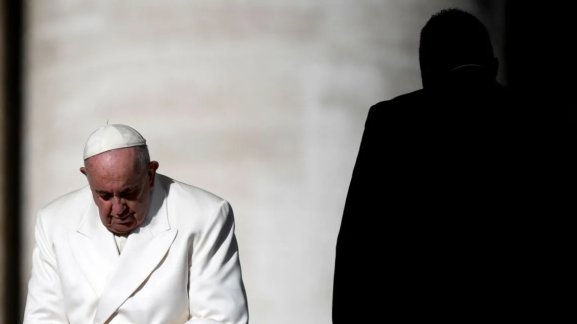 Papież Franciszek podczas cotygodniowej audiencji generalnej na Placu Świętego Piotra w Watykanie, 23 listopada 2022 r. / FOT. FILIPPO MONTEFORTE/AFP/East News / 