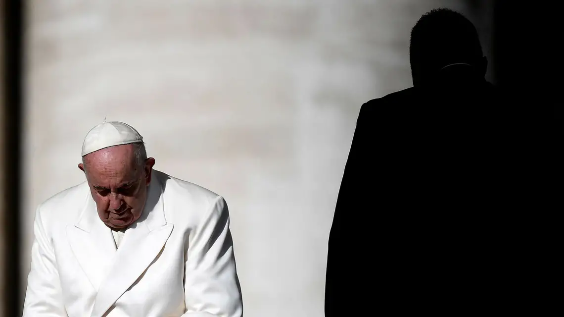 Papież Franciszek podczas cotygodniowej audiencji generalnej na Placu Świętego Piotra w Watykanie, 23 listopada 2022 r. / FOT. FILIPPO MONTEFORTE/AFP/East News / 
