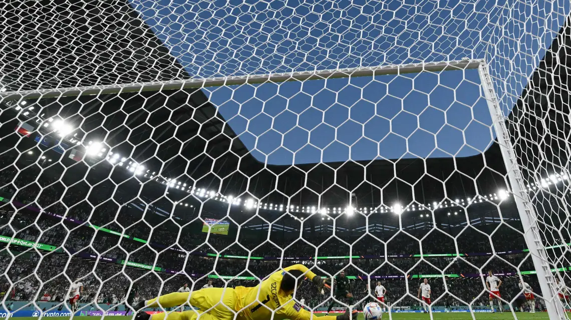 Wojciech Szczęsny broni karnego w meczu z Arabią Saudyjską, Katar, 26 listopada 2022 r. / Fot. ANDREJ ISAKOVIC / AFP / EAST NEWS / 