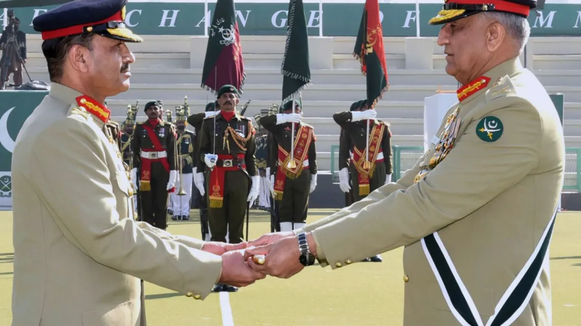 Odchodzący szef armii Pakistanu, generał Kamar Dżawia Badżwa (z prawej) przekazuje ceremonialną pałeczkę swojemu następcy, generałowi Sajjedowi Asimowi Munirowi. Rawalpindi, Pakistan, 29 listopada 2022 r.  / / FOT. Inter Services Public Relations / AP / EAST NEWS