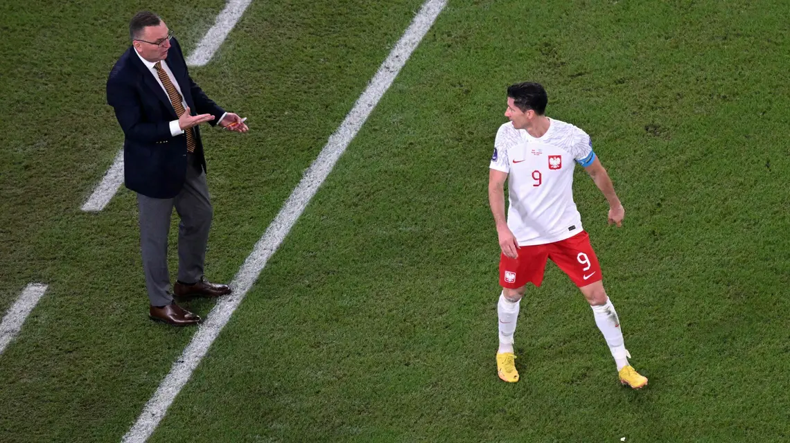 Czesław Michniewicz i Robert Lewandowski podczas meczu Polska-Argentyna, Doha, 30 listopada 2022 r. / FOT. KIRILL KUDRYAVTSEV / AFP / EAST NEWS / 