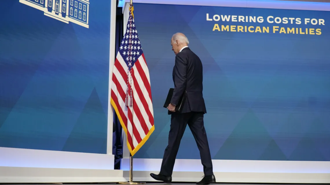 Prezydent Joe Biden wychodzi po przemówieniu na temat bieżącej gospodarki. Waszyngton, 12 sycznia 2023 r. / FOT. Andrew Harnik/Associated Press/East News / 