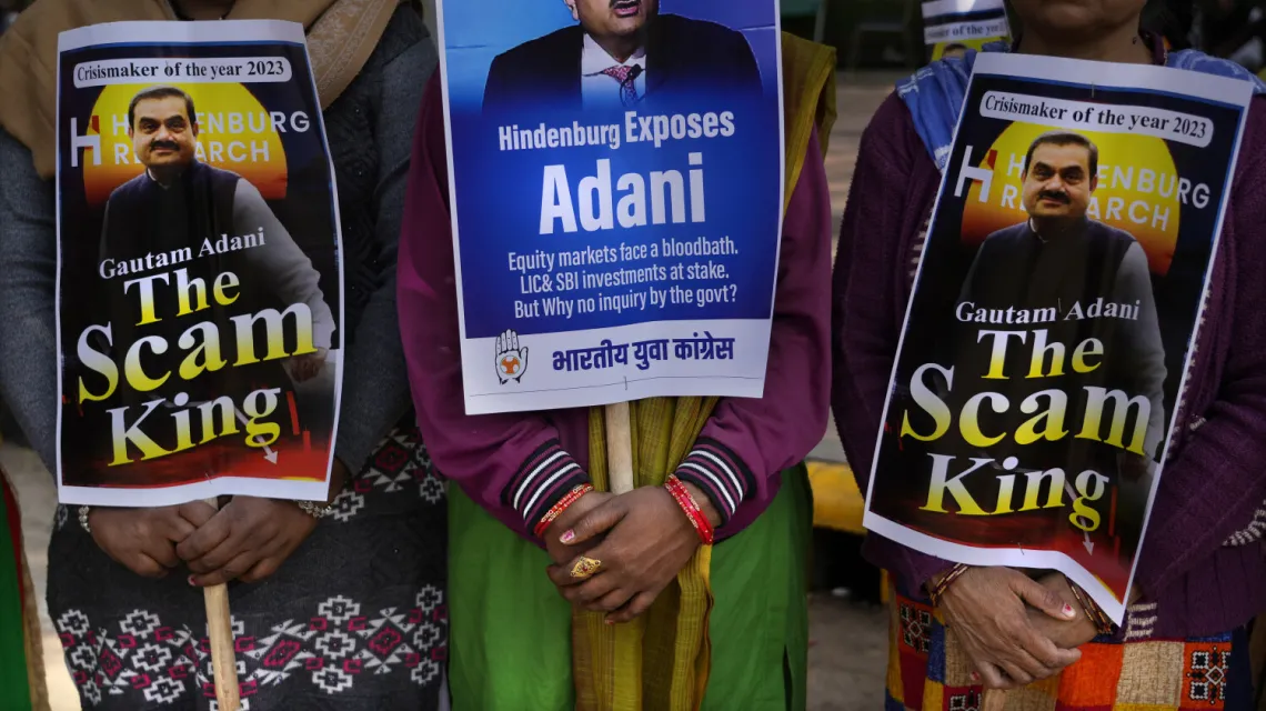 Protestujący domagający się śledztwa w sprawie zarzutów oszustwa i manipulacji akcjami przez indyjską grupę Adani. Nowe Delhi, 6 lutego 2023 r. / FOT. Manish Swarup/Associated Press/East News / 