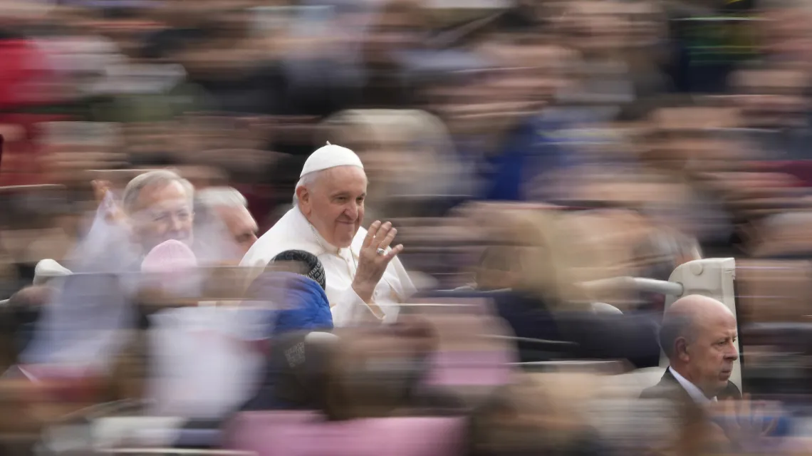 Papież Franciszek przybywa na cotygodniową audiencję generalną. Plac Świętego Piotra w Watykanie, 8 marca 2023 r. /Andrew Medichini/Associated Press/East News / 