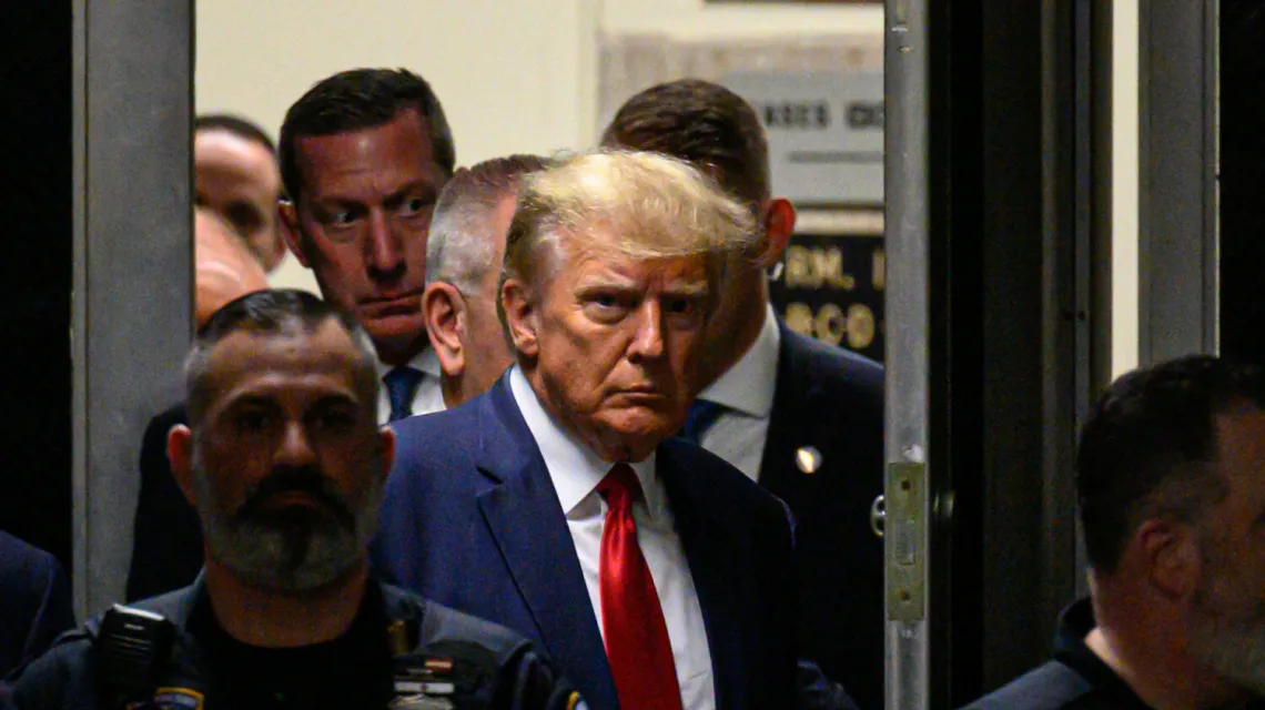 Były prezydent USA Donald Trump wkracza do gmachu sądu karnego na Manhattanie w Nowym Jorku, 4 kwietnia 2023 r. / FOT. ED JONES/AFP/East News / 
