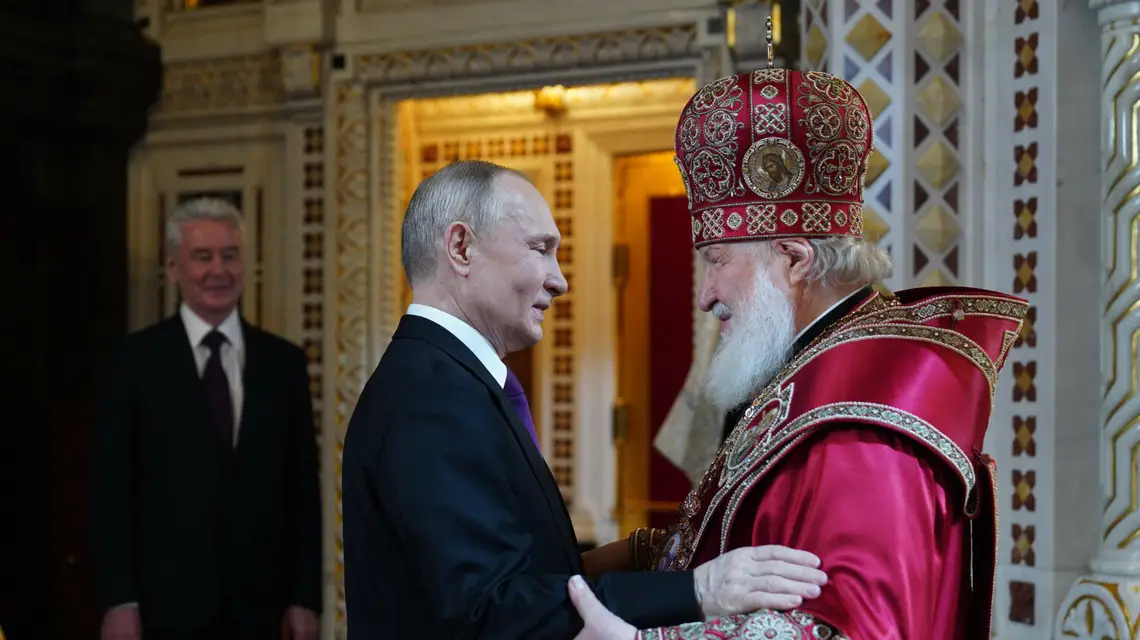 Prezydent Rosji Władimir Putin i Patriarcha Rosji Cyryl podczas prawosławnej mszy wielkanocnej w Sobórze Chrystusa Zbawiciela w Moskwie, 16 kwietnia 2023 r. / FOT. OLEG VAROV/AFP/East News / 