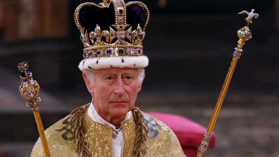 Karol III w koronie św. Edwarda podczas ceremonii koronacyjnej. Londyn, 6 maja 2023 r. / / fot. RICHARD POHLE/ AFP / East News