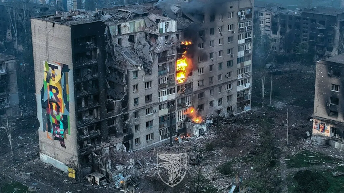 Blok mieszkalny w Bachmucie. Zdjęcie zostało opublikowane 21 maja 2023 r. przez służby prasowe 93. Brygady Zmechanizowanej Sił Zbrojnych Ukrainy "Chołodnyj Jar". / FOT. HANDOUT/AFP/East News / 