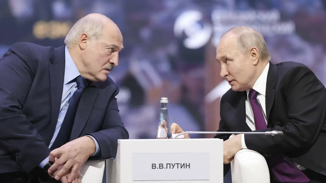 Aleksandr Łukaszenko i Władimir Putin podczas sesji plenarnej Eurazjatyckiego Forum Ekonomicznego w Moskwie, 24 maja 2023 r. / Vyacheslav Viktorov/Associated Press/East News / 